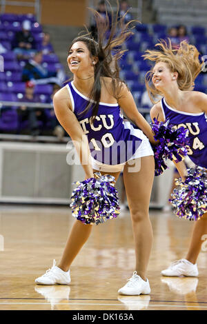 15 janvier 2011 - Fort Worth, Texas, US - TCU Cheerleaders lors d'une pause dans l'action contre le Colorado State Rams. Au semestre, TCU mène la Colorado State 35-22 à Daniel-Meyer Coliseum. (Crédit Image : © Andrew Dieb/global/ZUMAPRESS.com) Southcreek Banque D'Images