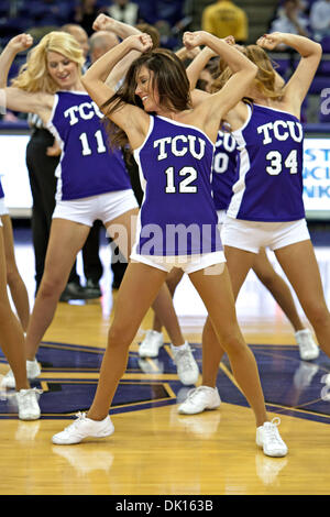 15 janvier 2011 - Fort Worth, Texas, US - TCU Cheerleaders lors d'une pause dans l'action contre le Colorado State Rams. Au semestre, TCU mène la Colorado State 35-22 à Daniel-Meyer Coliseum. (Crédit Image : © Andrew Dieb/global/ZUMAPRESS.com) Southcreek Banque D'Images