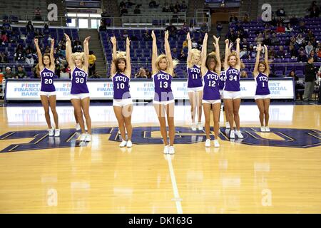 15 janvier 2011 - Fort Worth, Texas, US - TCU Cheerleaders lors d'une pause dans l'action contre le Colorado State Rams. Au semestre, TCU mène la Colorado State 35-22 à Daniel-Meyer Coliseum. (Crédit Image : © Andrew Dieb/global/ZUMAPRESS.com) Southcreek Banque D'Images