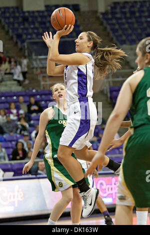 15 janvier 2011 - Fort Worth, Texas, US - TCU Horned Frogs Guard Emily Carter (15) en action contre le Colorado State Rams. TCU bat Colorado State 66-40 à Daniel-Meyer Coliseum. (Crédit Image : © Andrew Dieb/global/ZUMAPRESS.com) Southcreek Banque D'Images