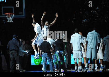 15 janvier 2011 - Philadelphie, Pennsylvanie, États-Unis - Villanova Wildcats guard Corey Stokes (24) et Villanova Wildcats guard Dominic joue (23) lors de l'annonce de l'équipe. La moitié de la Maryland mène Villanova 36-33, dans un jeu qui se joue à la Wells Fargo Center de Philadelphie, Pennsylvanie (crédit Image : © Mike Southcreek human life by Sylvester Graham/global/ZUMAPRESS.com) Banque D'Images