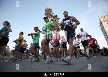 Jan 16, 2011 - Venice Beach, Californie, États-Unis - Des milliers de coureurs de participer au 2ème Marathon annuel 13,1 - Los Angeles et Telmiye 5k Race. (Crédit Image : © Chiu/ZUMAPRESS.com) Ringo Banque D'Images