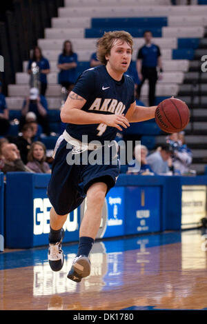 16 janvier 2011 - Buffalo, New York, États-Unis d'Amérique - Akron Zips guard Steve McNees (# 4) en action lors d'un match contre les Buffalo Bulls à Alumni Arena. Buffalo a gagné le match 73-70. (Crédit Image : © Mark Konezny/ZUMAPRESS.com) Southcreek/mondial Banque D'Images