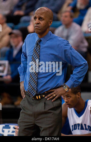 16 janvier 2011 - Buffalo, New York, États-Unis d'Amérique - Buffalo Bulls Head coach Reggie Witherspoon lors d'un match contre l'Akron Zips à Alumni Arena. Buffalo a gagné le match 73-70. (Crédit Image : © Mark Konezny/ZUMAPRESS.com) Southcreek/mondial Banque D'Images