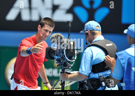 16 janvier 2011 - Melbourne, Victoria, Australie - Novak Djokovic joue pour la caméra à la manifestation de la charité de secours exposition match par les joueurs de haut niveau de l'Open d'Australie 2011 à Melbourne Park. (Crédit Image : © basse Sydney/global/ZUMAPRESS.com) Southcreek Banque D'Images