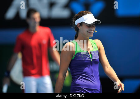 16 janvier 2011 - Melbourne, Victoria, Australie - Ana Ivanovic jouit du tennis dans le Rassemblement pour l'exposition de bienfaisance de secours match par les joueurs de haut niveau de l'Open d'Australie 2011 à Melbourne Park. (Crédit Image : © basse Sydney/global/ZUMAPRESS.com) Southcreek Banque D'Images