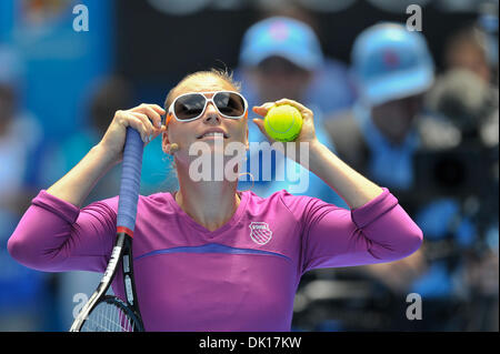 16 janvier 2011 - Melbourne, Victoria, Australie - Vera Zvonareva jambons le ralliement pour l'exposition de bienfaisance de secours match par les joueurs de haut niveau de l'Open d'Australie 2011 à Melbourne Park. (Crédit Image : © basse Sydney/global/ZUMAPRESS.com) Southcreek Banque D'Images