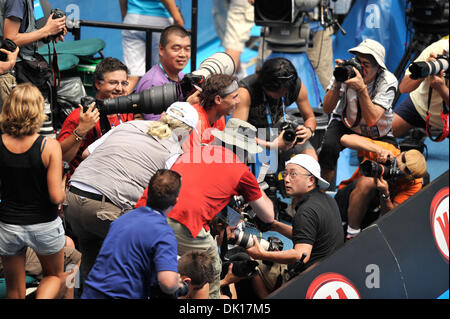 16 janvier 2011 - Melbourne, Victoria, Australie - Rafael Nadal est assis avec des photographes au rassemblement pour le soulagement de l'exposition de bienfaisance match par les joueurs de haut niveau de l'Open d'Australie 2011 à Melbourne Park. (Crédit Image : © basse Sydney/global/ZUMAPRESS.com) Southcreek Banque D'Images