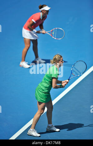 16 janvier 2011 - Melbourne, Victoria, Australie - Samantha Stosur et Kim Clijsters au Rassemblement pour l'exposition de bienfaisance de secours match par les joueurs de haut niveau de l'Open d'Australie 2011 à Melbourne Park. (Crédit Image : © basse Sydney/global/ZUMAPRESS.com) Southcreek Banque D'Images