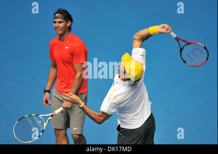 16 janvier 2011 - Melbourne, Victoria, Australie - Roger Federer et Rafael Nadal à la manifestation de la charité de secours exposition match par les joueurs de haut niveau de l'Open d'Australie 2011 à Melbourne Park. (Crédit Image : © basse Sydney/global/ZUMAPRESS.com) Southcreek Banque D'Images