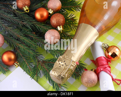 Bouteille de champagne et de boules de Noël, Joyeux Noël et Bonne Année Banque D'Images