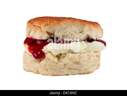 Scone traditionnel avec de la crème caillée et confiture de fraise souvent servi de thé l'après-midi isolated on white Banque D'Images