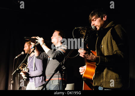 Belfast, en Irlande du Nord, Royaume-Uni. 30Th Nov 2013. "Maître et chien" Philip d'Alton - guitare, clavier, mandoline, Basse, Banjo, Vox Walter - Guitare, Mélodica, mandoline, Vox Gerard Gormley - basse, guitare, clavier, Vox Sharon Thompson - Violin Crédit : Stephen Barnes/Alamy Live News Banque D'Images