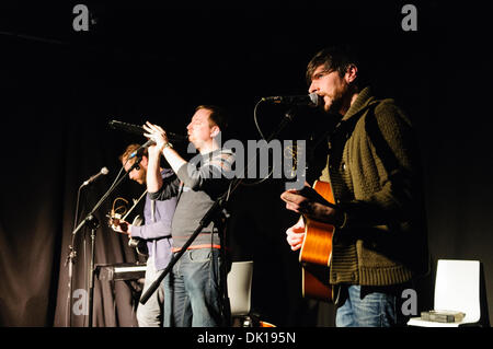 Belfast, en Irlande du Nord, Royaume-Uni. 30Th Nov 2013. "Maître et chien" Philip d'Alton - guitare, clavier, mandoline, Basse, Banjo, Vox Walter - Guitare, Mélodica, mandoline, Vox Gerard Gormley - basse, guitare, clavier, Vox Sharon Thompson - Violin Crédit : Stephen Barnes/Alamy Live News Banque D'Images