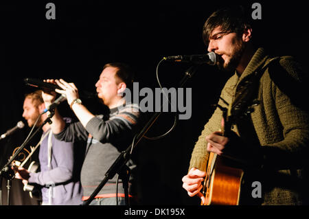 Belfast, en Irlande du Nord, Royaume-Uni. 30Th Nov 2013. "Maître et chien" Philip d'Alton - guitare, clavier, mandoline, Basse, Banjo, Vox Walter - Guitare, Mélodica, mandoline, Vox Gerard Gormley - basse, guitare, clavier, Vox Sharon Thompson - Violin Crédit : Stephen Barnes/Alamy Live News Banque D'Images