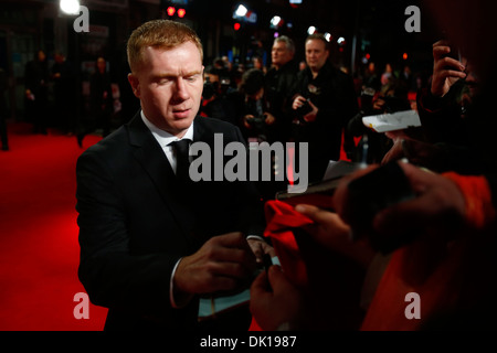 Manchester United et l'Angleterre l'ancien joueur de football Paul Scholes arrive pour la première mondiale du documentaire 'La classe de Banque D'Images