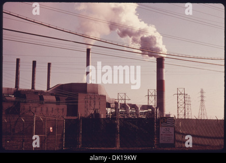 De la fumée s'élève des cheminées de la centrale Phillips, propriété de la Duquesne Light Company, située le long de la rivière Ohio, mettant en évidence la production d'énergie industrielle et son impact environnemental. Banque D'Images