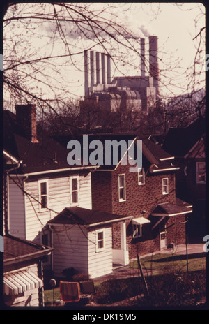 De la fumée s'élève des étages de la centrale Phillips, propriété de la Duquesne Light Company et située le long de la rivière Ohio, mettant en valeur l'impact industriel sur l'environnement. Banque D'Images