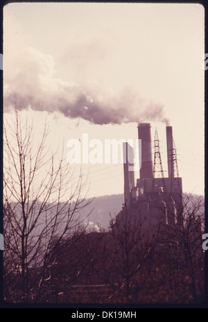 La fumée s'élève des étages de la centrale Phillips, propriété de la Duquesne Light Company, située sur la rivière Ohio. La centrale était un fournisseur d'énergie clé dans la région au milieu du XXe siècle. Banque D'Images