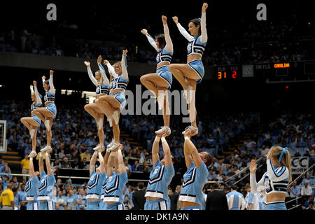 18 janvier 2011 - Chapel Hill, North Carolina, États-Unis - North Carolina Tar Heels cheerleader effectue lors d'un time out.Caroline du Nord bat Clemson 75-65 au Centre Dean Smith dans la région de Chapel Hill en Caroline du Nord. (Crédit Image : © Anthony Barham/global/ZUMAPRESS.com) Southcreek Banque D'Images