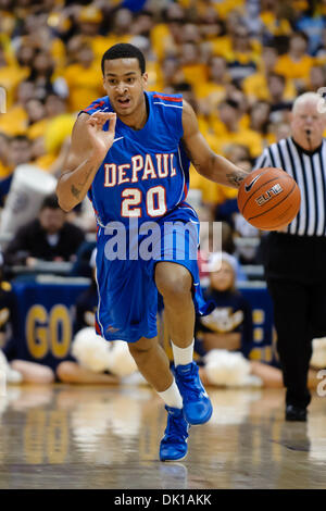 18 janvier 2011 - Milwaukee, Wisconsin, États-Unis - Garde côtière canadienne DePaul Brandon Young (20) apporte la balle upcourt pendant le jeu entre le Marquette Golden Eagles et les démons à la DePaul Blue Bradley Center de Milwaukee, WI. Marquette défait 94-64 DePaul. (Crédit Image : © John Rowland/ZUMAPRESS.com) Southcreek/mondial Banque D'Images