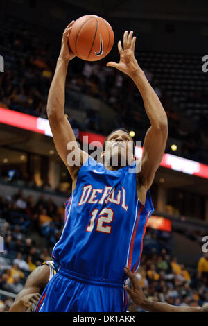 18 janvier 2011 - Milwaukee, Wisconsin, États-Unis - Cleveland avant DePaul Melvin (12) va jusqu'à la forte panier pour le score pendant le jeu entre le Marquette Golden Eagles et les démons à la DePaul Blue Bradley Center de Milwaukee, WI. Marquette défait 94-64 DePaul. (Crédit Image : © John Rowland/ZUMAPRESS.com) Southcreek/mondial Banque D'Images