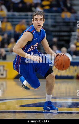 18 janvier 2011 - Milwaukee, Wisconsin, États-Unis - Garde côtière canadienne Michael Bizoukas DePaul (0) DRIBBLE upcourt pendant le jeu entre le Marquette Golden Eagles et les démons à la DePaul Blue Bradley Center de Milwaukee, WI. Marquette défait 94-64 DePaul. (Crédit Image : © John Rowland/ZUMAPRESS.com) Southcreek/mondial Banque D'Images