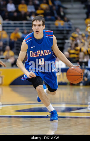 18 janvier 2011 - Milwaukee, Wisconsin, États-Unis - Garde côtière canadienne Michael Bizoukas DePaul (0) DRIBBLE upcourt pendant le jeu entre le Marquette Golden Eagles et les démons à la DePaul Blue Bradley Center de Milwaukee, WI. Marquette défait 94-64 DePaul. (Crédit Image : © John Rowland/ZUMAPRESS.com) Southcreek/mondial Banque D'Images