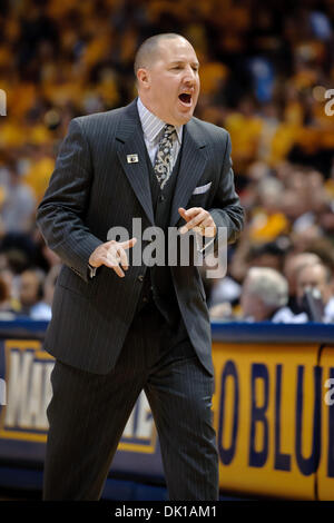 18 janvier 2011 - Milwaukee, Wisconsin, États-Unis - Marquette entraîneur en chef Buzz Williams pendant le jeu entre le Marquette Golden Eagles et les démons à la DePaul Blue Bradley Center de Milwaukee, WI. Marquette défait 94-64 DePaul. (Crédit Image : © John Rowland/ZUMAPRESS.com) Southcreek/mondial Banque D'Images