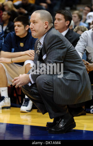 18 janvier 2011 - Milwaukee, Wisconsin, États-Unis - Marquette entraîneur en chef Buzz Williams observe le action pendant le match entre le Marquette Golden Eagles et les démons à la DePaul Blue Bradley Center de Milwaukee, WI. Marquette défait 94-64 DePaul. (Crédit Image : © John Rowland/ZUMAPRESS.com) Southcreek/mondial Banque D'Images