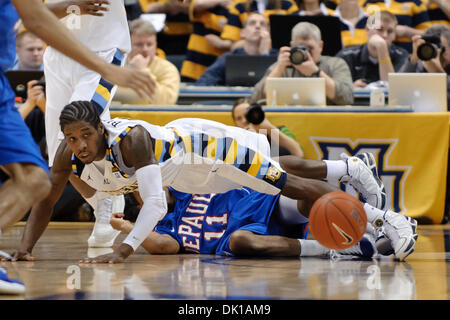 18 janvier 2011 - Milwaukee, Wisconsin, États-Unis - Marquette Dwight Buycks guard (23) plongées dans l'étage à courir après une balle lâche pendant le jeu entre le Marquette Golden Eagles et les démons à la DePaul Blue Bradley Center de Milwaukee, WI. Marquette défait 94-64 DePaul. (Crédit Image : © John Rowland/ZUMAPRESS.com) Southcreek/mondial Banque D'Images
