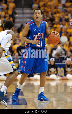 18 janvier 2011 - Milwaukee, Wisconsin, États-Unis - Garde côtière canadienne DePaul Brandon Young (20) appels sur une pièce pendant le jeu entre le Marquette Golden Eagles et les démons à la DePaul Blue Bradley Center de Milwaukee, WI. Marquette défait 94-64 DePaul. (Crédit Image : © John Rowland/ZUMAPRESS.com) Southcreek/mondial Banque D'Images