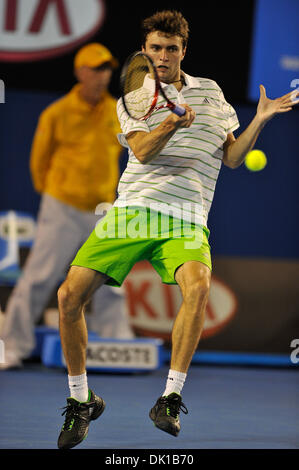 19 janvier 2011 - Melbourne, Victoria, Australie - Gilles Simon (FRA) en action au cours de son deuxième tour contre Roger Federer (SUI) sur la troisième journée de l'Open d'Australie 2011 à Melbourne, Australie. (Crédit Image : © basse Sydney/global/ZUMAPRESS.com) Southcreek Banque D'Images