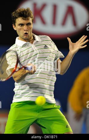 19 janvier 2011 - Melbourne, Victoria, Australie - Gilles Simon (FRA) en action au cours de son deuxième tour contre Roger Federer (SUI) sur la troisième journée de l'Open d'Australie 2011 à Melbourne, Australie. (Crédit Image : © basse Sydney/global/ZUMAPRESS.com) Southcreek Banque D'Images