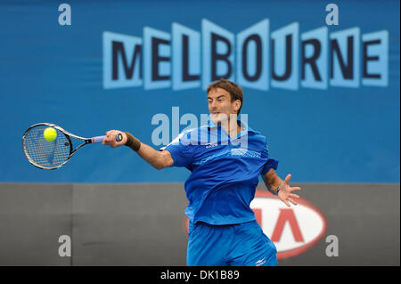 19 janvier 2011 - Melbourne, Victoria, Australie - Tommy Robredo (ESP) en action au cours de son deuxième tour contre Mardy Fish (USA) sur la troisième journée de l'Open d'Australie 2011 à Melbourne, Australie. (Crédit Image : © basse Sydney/global/ZUMAPRESS.com) Southcreek Banque D'Images