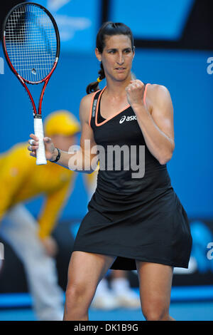 19 janvier 2011 - Melbourne, Victoria, Australie - Virginie Razzano (FRA) réagit au cours de son deuxième tour contre Maria Sharapova (RUS) sur la troisième journée de l'Open d'Australie 2011 à Melbourne, Australie. (Crédit Image : © basse Sydney/global/ZUMAPRESS.com) Southcreek Banque D'Images