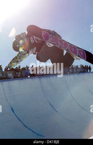 20 janv. 2011 - La Molina, Espagne - Mâle concurrent dans le halfpipe hommes catégorie du championnat du monde de snowboard (crédit Image : © Howard Sayer/ZUMApress.com) Banque D'Images