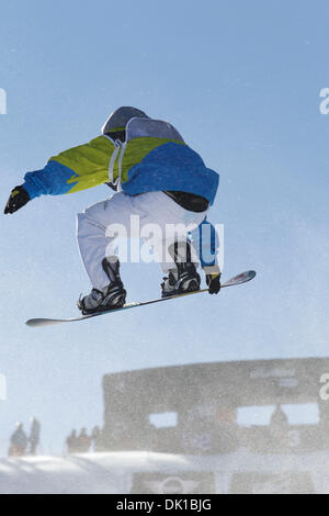 20 janv. 2011 - La Molina, Espagne - Mâle concurrent dans le halfpipe hommes catégorie du championnat du monde de snowboard (crédit Image : © Howard Sayer/ZUMApress.com) Banque D'Images