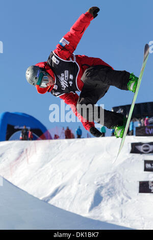 20 janv. 2011 - La Molina, Espagne - concurrent dans le half-pipe de la catégorie snowboard world championships (crédit Image : © Howard Sayer/ZUMApress.com) Banque D'Images