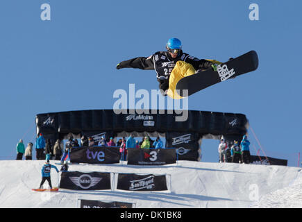 20 janv. 2011 - La Molina, Espagne - JUSTIN LAMOUROUX du Canada hafpipe catégorie du championnat du monde de snowboard. (Crédit Image : © Howard Sayer/ZUMApress.com) Banque D'Images