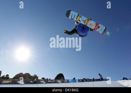 20 janv. 2011 - La Molina, Espagne - Halfpipe catégorie du championnat du monde de snowboard (crédit Image : © Howard Sayer/ZUMApress.com) Banque D'Images