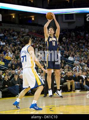 20 janvier 2011 - Oakland, Californie, États-Unis - Golden State Warriors VLADIMIR RADMANOVIC # 77 et Indiana Pacers JEFF FOSTER # 10 en action de lecture. (Crédit Image : © William Mancebo/ZUMAPRESS.com) Banque D'Images