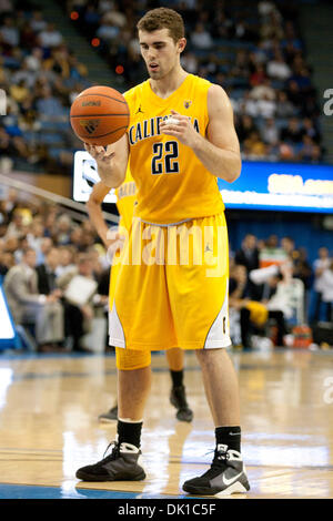 20 janvier 2011 - Westwood, Californie, États-Unis - Californie Golden Bears de l'avant Harper Kamp # 22 pendant le jeu de basket-ball de NCAA entre la Californie et l'Ours d'or à UCLA Bruins Pauley Pavilion. Les Bruins a ensuite battu l'Ours d'Or avec un score final de 86-84. (Crédit Image : © Brandon Parry/global/ZUMAPRESS.com) Southcreek Banque D'Images