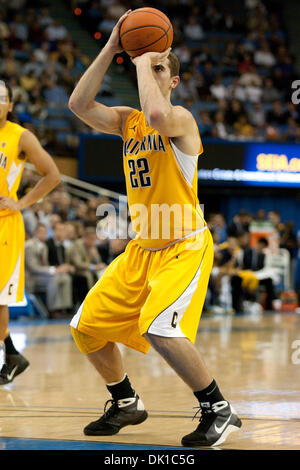 20 janvier 2011 - Westwood, Californie, États-Unis - Californie Golden Bears de l'avant Harper Kamp # 22 pendant le jeu de basket-ball de NCAA entre la Californie et l'Ours d'or à UCLA Bruins Pauley Pavilion. Les Bruins a ensuite battu l'Ours d'Or avec un score final de 86-84. (Crédit Image : © Brandon Parry/global/ZUMAPRESS.com) Southcreek Banque D'Images