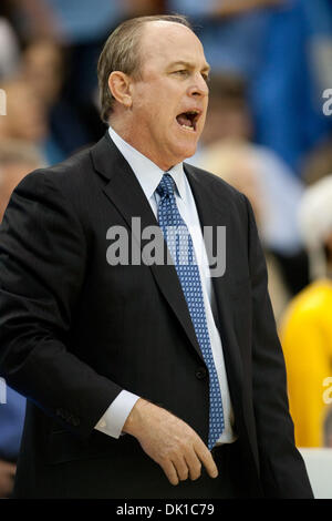 20 janvier 2011 - Westwood, Californie, États-Unis - entraîneur-chef de l'UCLA Bruins Ben Howland entraîneurs au cours de la jeu de basket-ball de NCAA entre la Californie et l'Ours d'or à UCLA Bruins Pauley Pavilion. Les Bruins a ensuite battu l'Ours d'Or avec un score final de 86-84. (Crédit Image : © Brandon Parry/global/ZUMAPRESS.com) Southcreek Banque D'Images