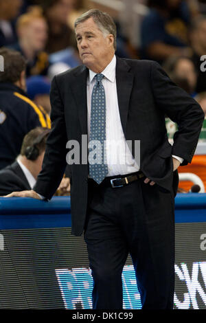 20 janvier 2011 - Westwood, Californie, États-Unis - Californie Golden Bears l'entraîneur-chef Mike Montgomery au cours de la jeu de basket-ball de NCAA entre la Californie et l'Ours d'or à UCLA Bruins Pauley Pavilion. Les Bruins a ensuite battu l'Ours d'Or avec un score final de 86-84. (Crédit Image : © Brandon Parry/global/ZUMAPRESS.com) Southcreek Banque D'Images