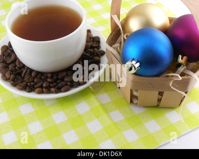 Décoration de Noël avec tasse de café et les grains de café Banque D'Images