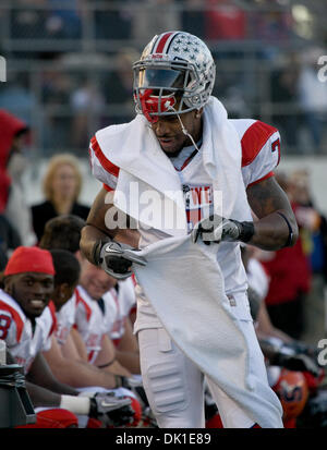 22 janvier 2011 - Orlando, FL, USA - Le 22 janvier 2011 : # 7 Jermale Hines de l'Ohio State University tente de rester au chaud en l'enveloppant dans des serviettes. L'équipe de l'Est allait gagner le jeu culte est Ouest 2011 25-8. (Crédit Image : © Andrew Patron/ZUMAPRESS.com) Banque D'Images