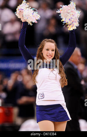 22 janvier 2011 - Hartford, Connecticut, États-Unis d'Amérique - un membre de l'équipe de UConn Dance en action. Washington à l'encontre de New York 72 - 61 à la XG Centre. (Crédit Image : © Geoff Bolte/ZUMAPRESS.com) Southcreek/mondial Banque D'Images