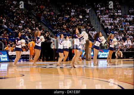 22 janvier 2011 - Hartford, Connecticut, États-Unis d'Amérique - une danse UConn membres de l'équipe en action. Washington à l'encontre de New York 72 - 61 à la XG Centre. (Crédit Image : © Geoff Bolte/ZUMAPRESS.com) Southcreek/mondial Banque D'Images